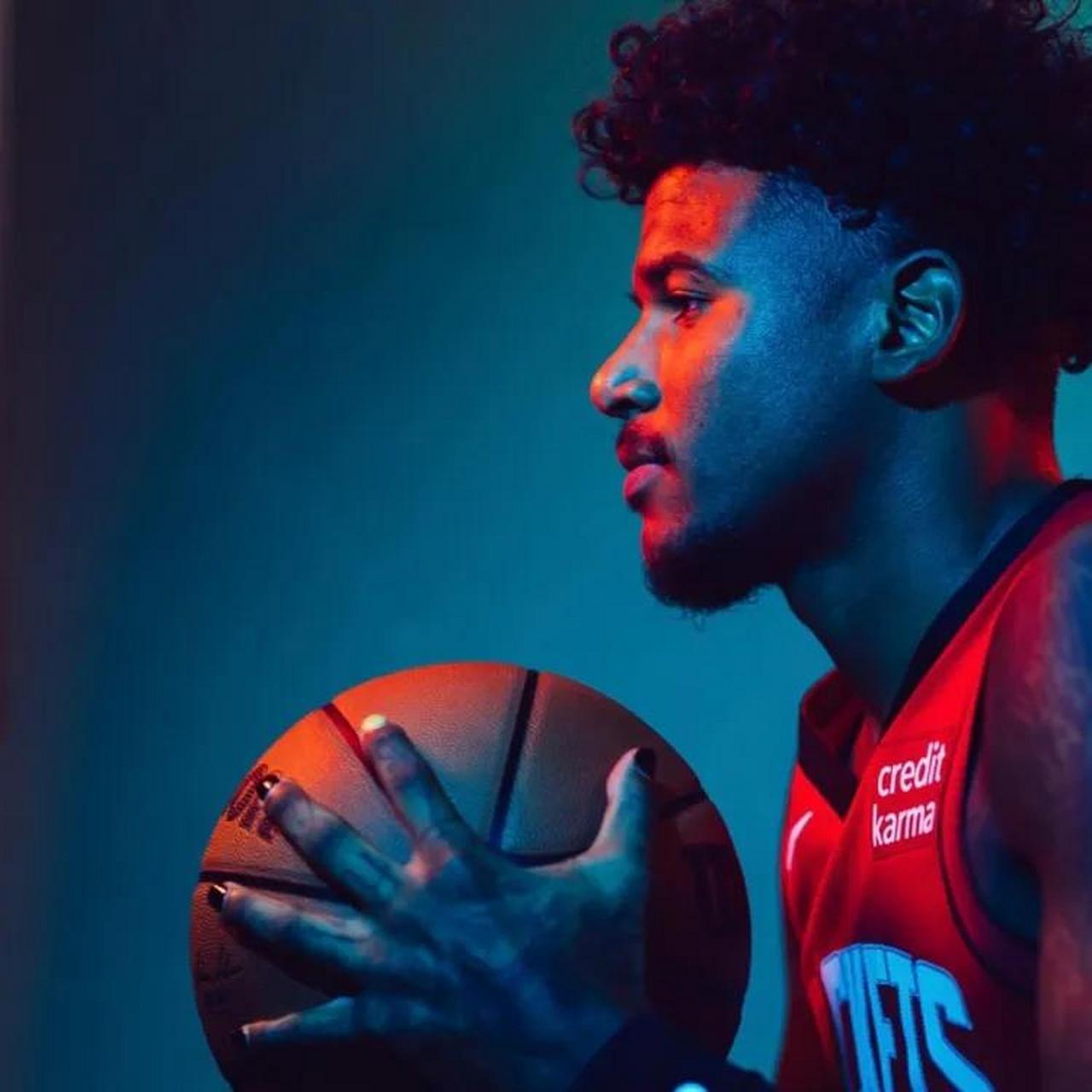 包含格林复出首战，爆发新星状态火爆，逆转取胜成为焦点！的词条